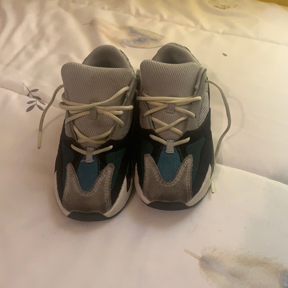 YEEZY BOOST 700
